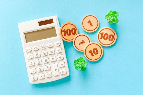 電卓とおもちゃのお金