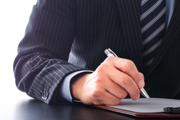 書類にサインする男性